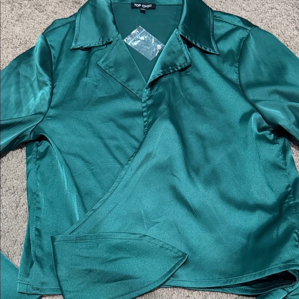 Top Chic Hunter Green Satin-Like Tie-Front Blouse Size Large New - Picture 4 of 6